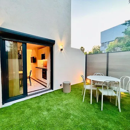 Luxury - Intimate Garden, Jacuzzi, Bbq & Private Parking
