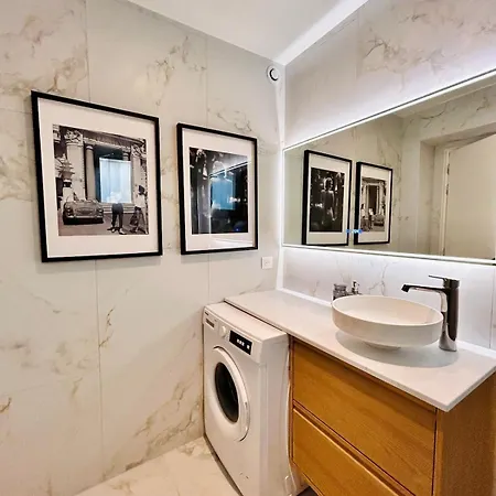 Luxury - Intimate Garden, Jacuzzi, Bbq & Private Parking